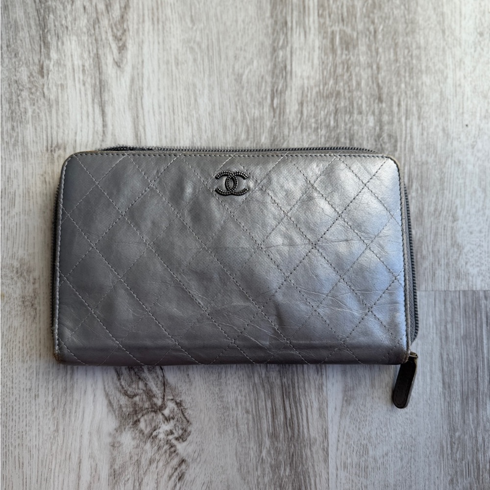 Chanel silver wallet - broken zipper